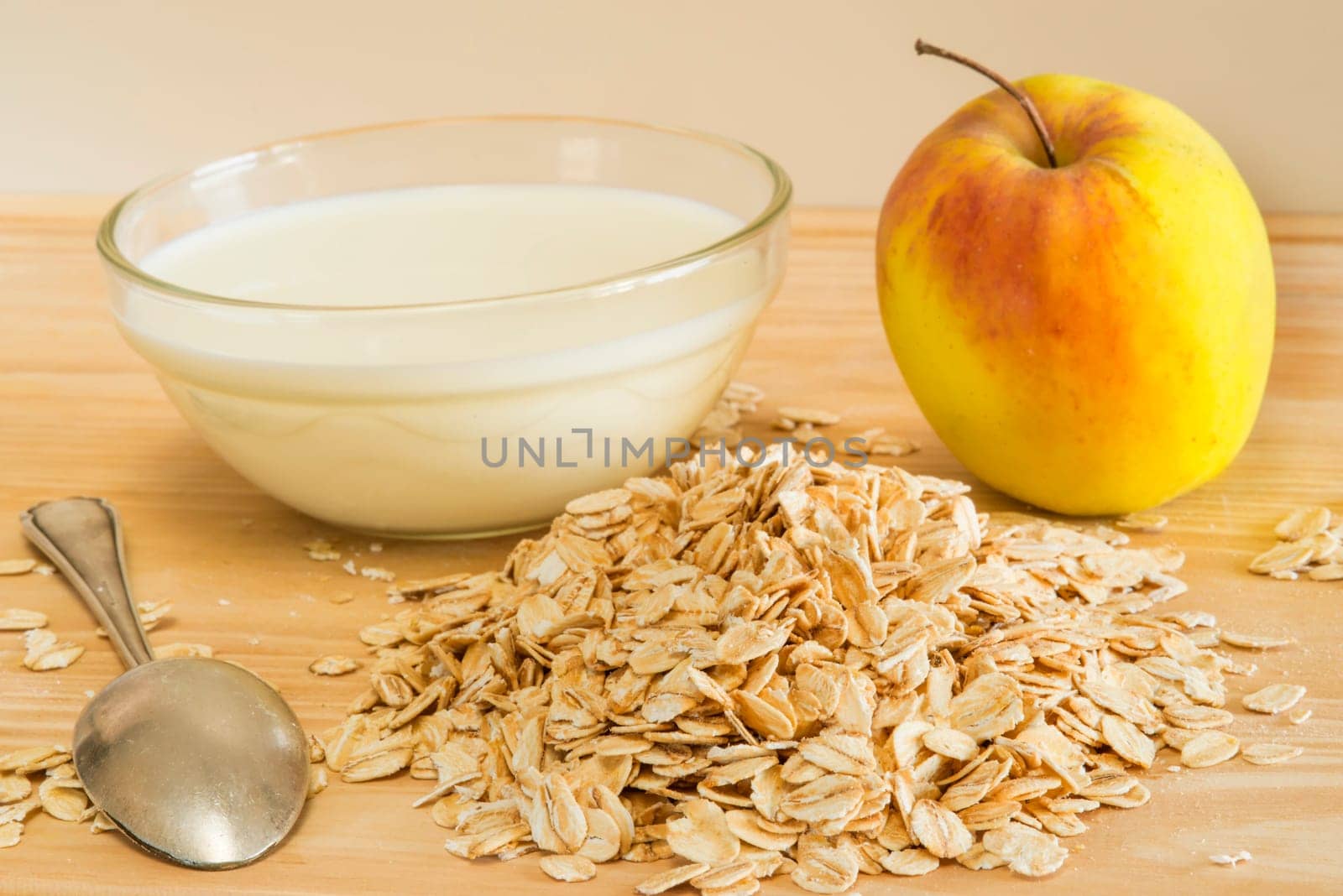 Oatmeal with milk and apple