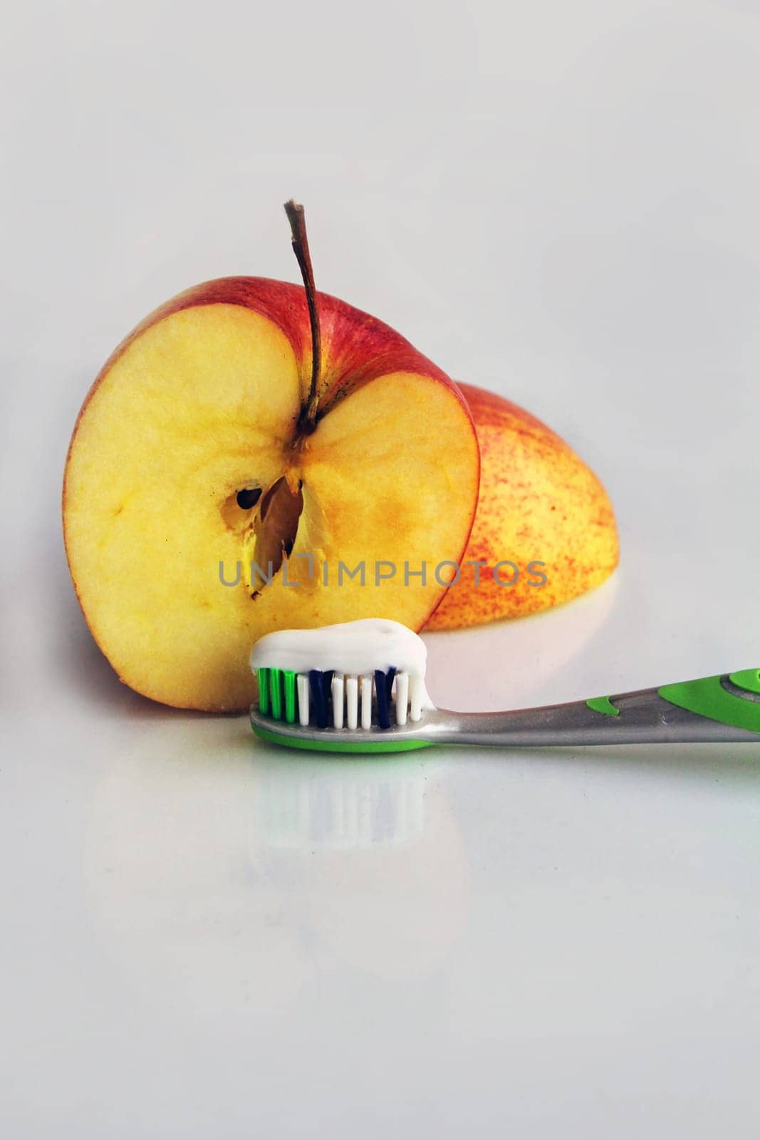 Fruit and brushing for healthy teeth