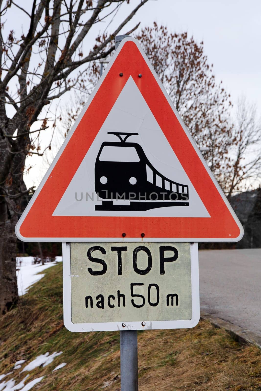Attention to unrestricted level crossing