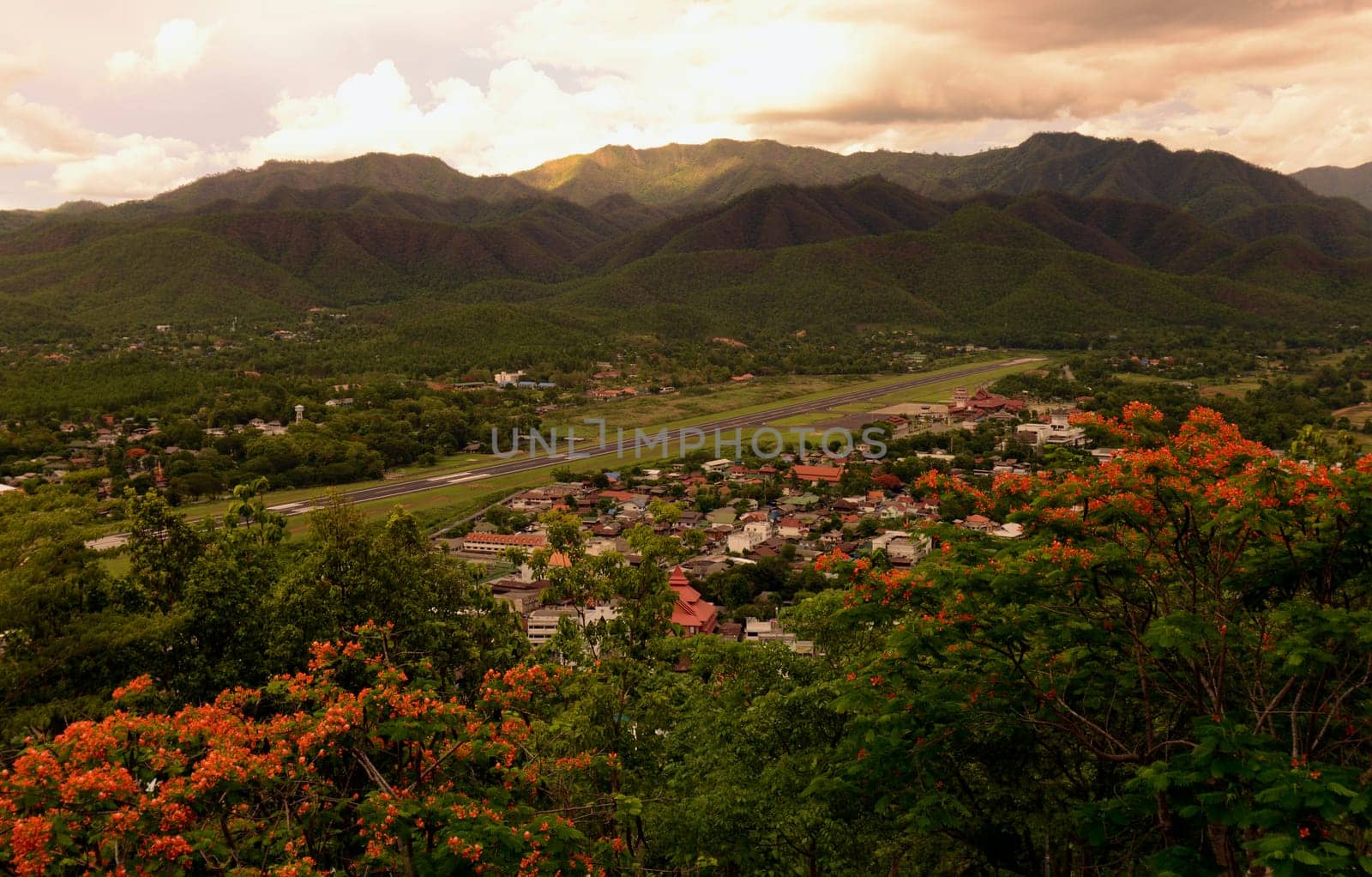 Der Airport vom Berg Tempel Wat Phra That Doi Kong Mu auf das Dorf Mae Hong Son im norden von Thailand in Suedostasien.