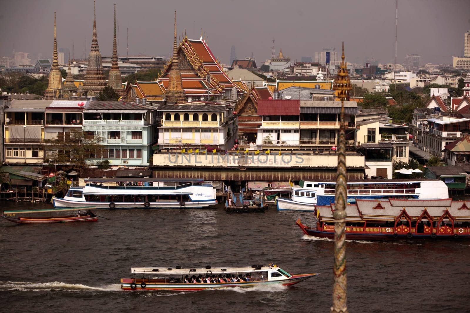 Der alltag auf dem Mae Nam Chao Phraya Fluss in Bangkok der Hauptstadt von Thailand in Suedostasien.