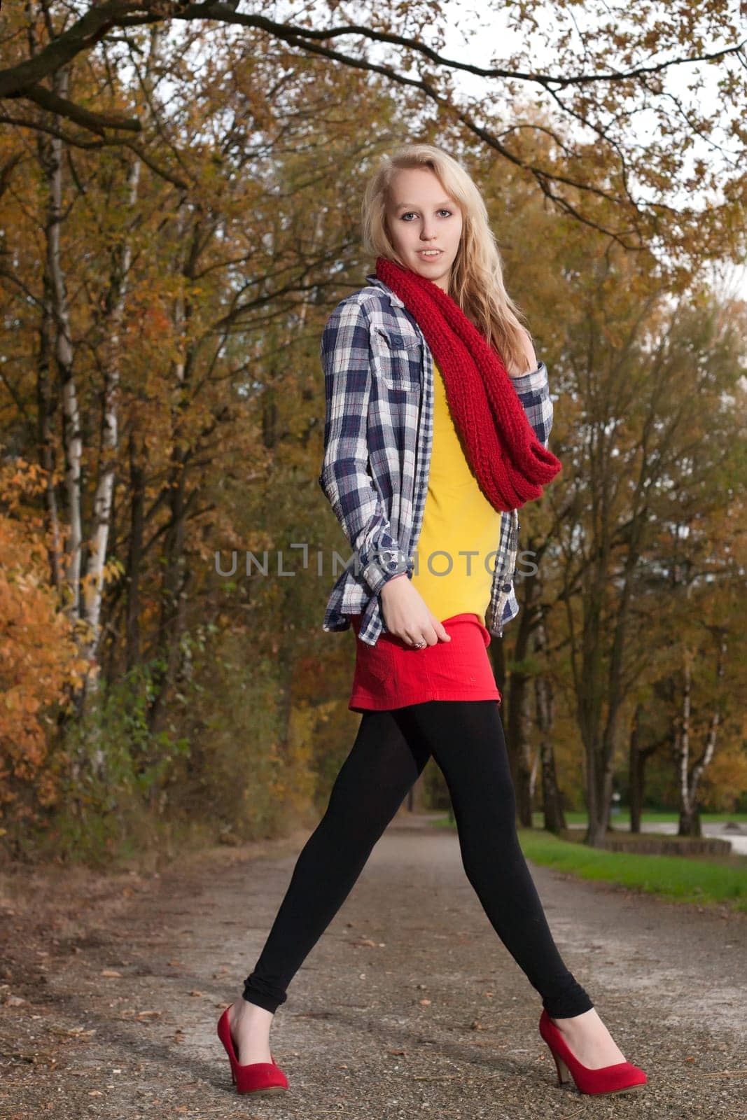 Blong teenage fashion girl in the autumn