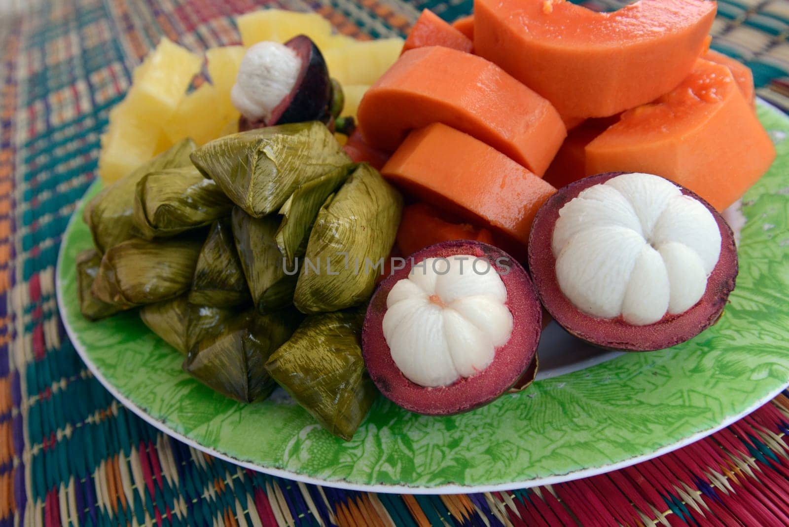 Ein Fruechte Teller in der Provinz Amnat Charoen nordwestlich von Ubon Ratchathani im nordosten von Thailand in Suedostasien.
