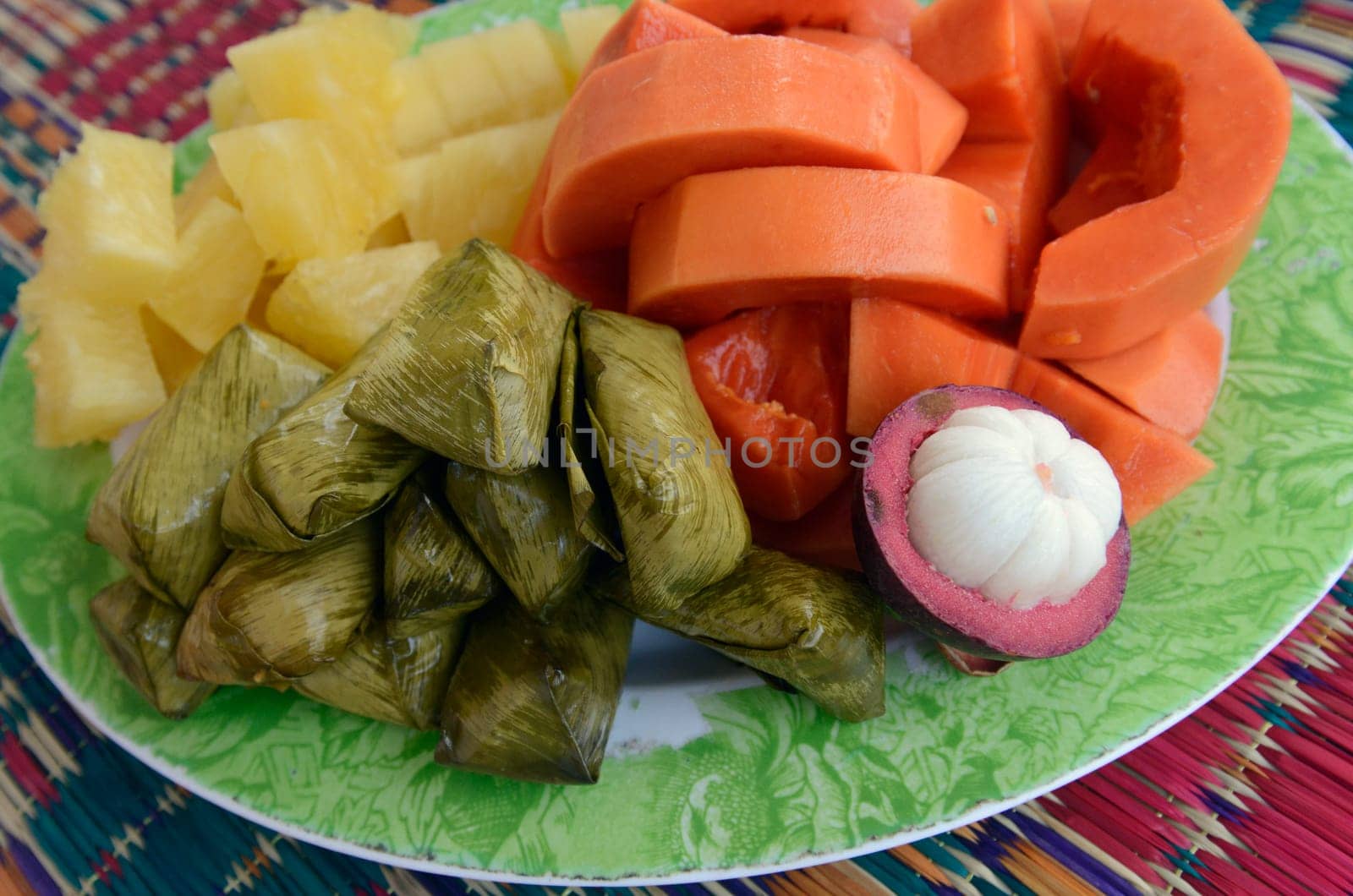 Ein Fruechte Teller in der Provinz Amnat Charoen nordwestlich von Ubon Ratchathani im nordosten von Thailand in Suedostasien.