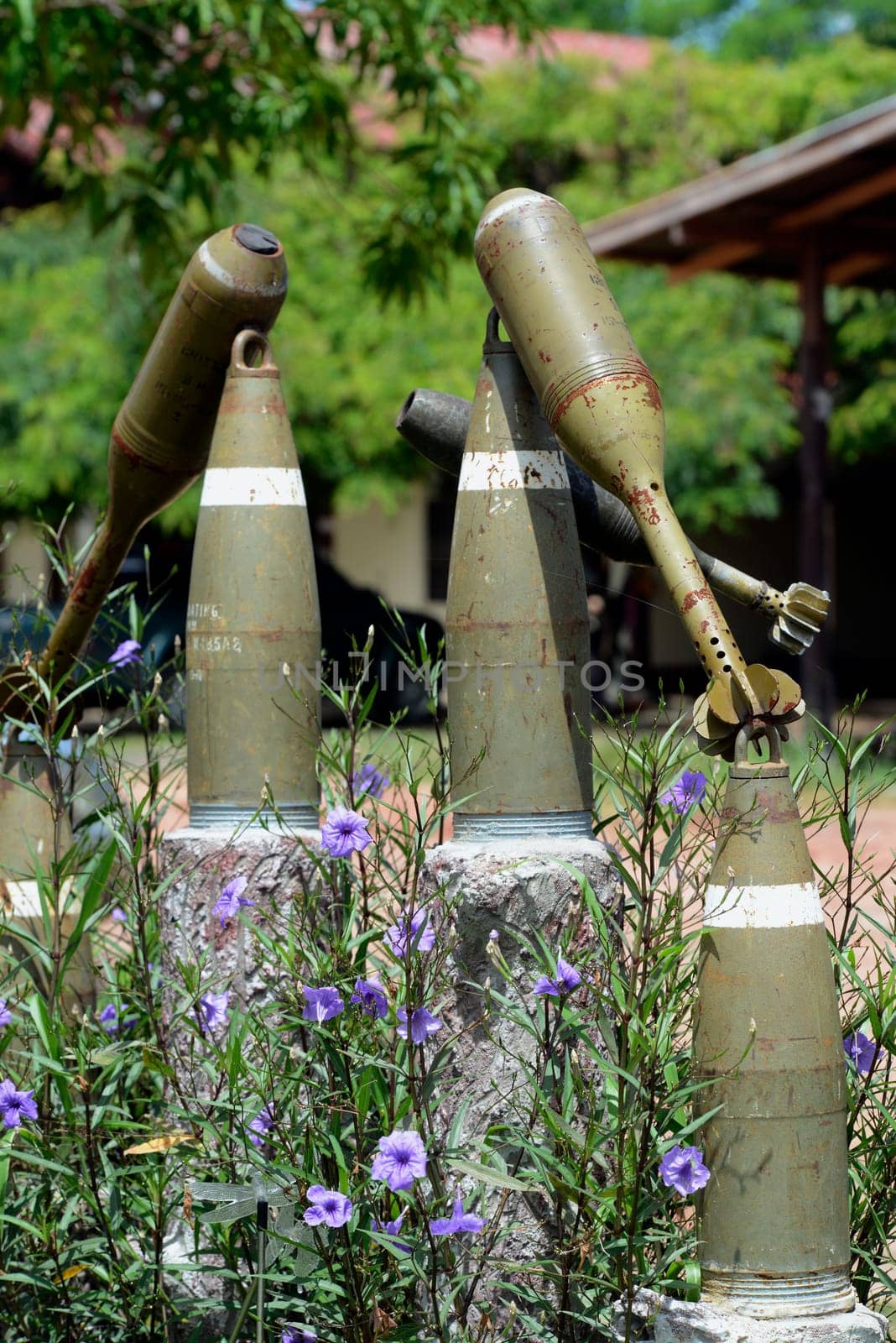 Alte Racketen als Gartendekoration aus der Zeit des Vietnam und Cambodia Krieg im Gong Village Phibun Mangsahan in der Umgebung von Ubon Ratchathani im nordosten von Thailand in Suedostasien.