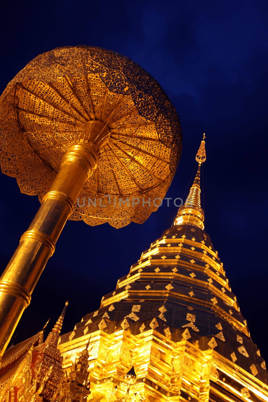 Der Chedi der Tempel Anlage des Wat Phra That Doi Suthep bei Chiang Mai in der Provinz Chiang Mai im Norden von Thailand in Suedostasien.