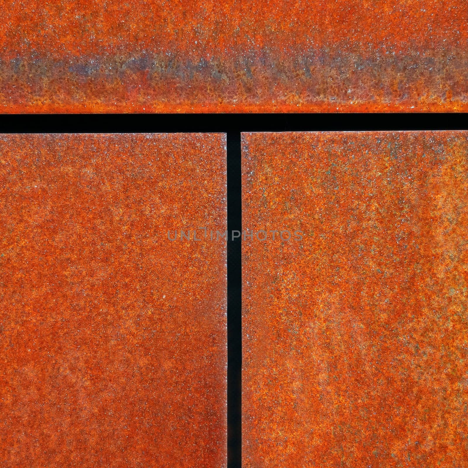 Fugue of metal plates on a facade