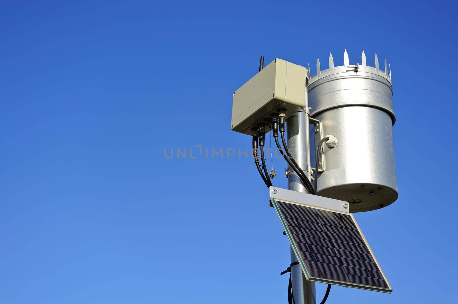 Autonomous weather station with radio transmission