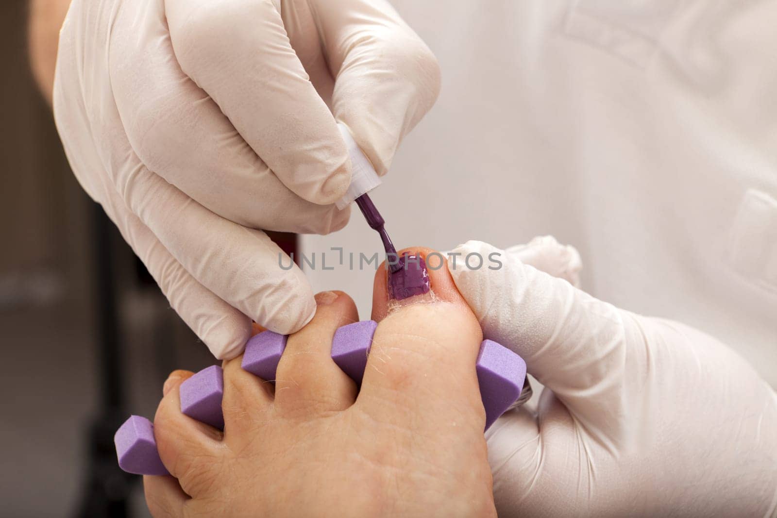 Paint toe nails
