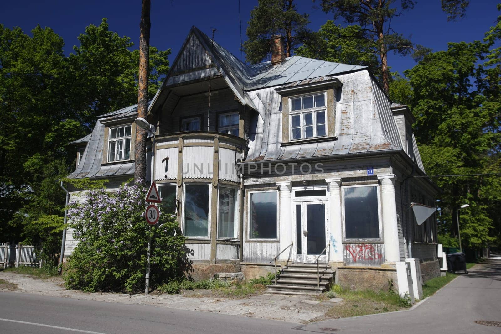 EUROPE,EASTERN EUROPE,BALTIKUM,LATVIA,OSTSEE,JURMALA,HOLZHAUS,WALD