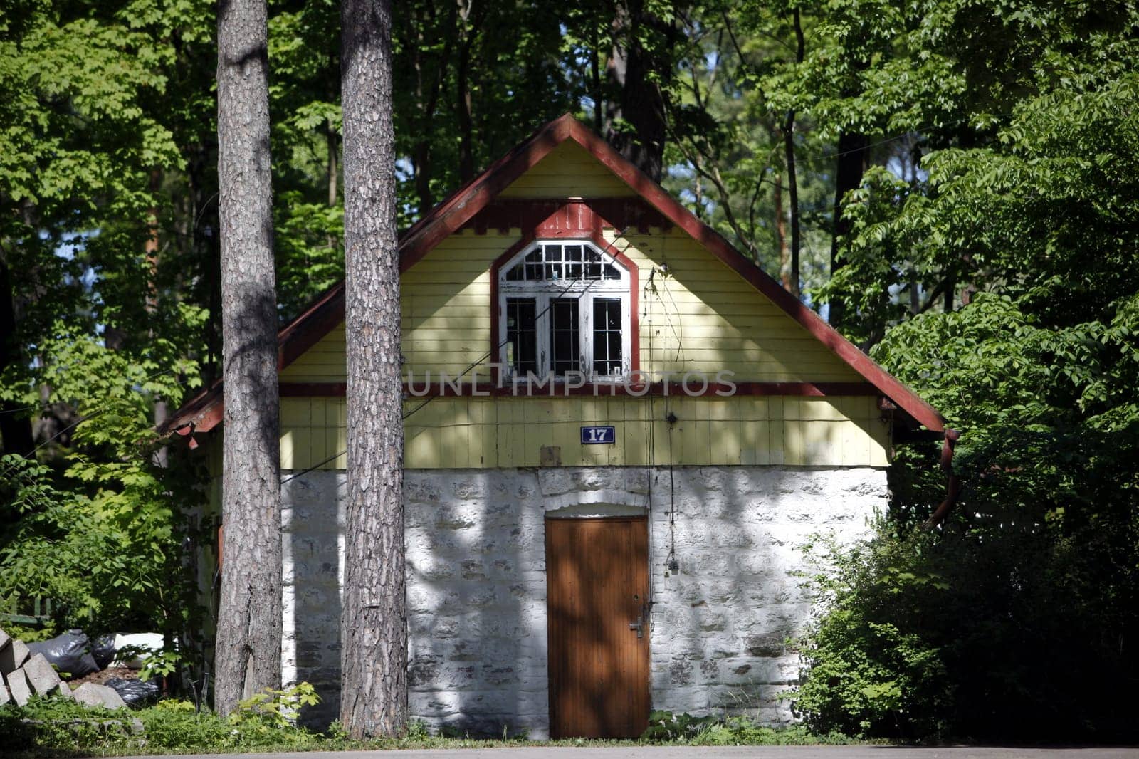 EUROPE,EASTERN EUROPE,BALTIKUM,LATVIA,OSTSEE,JURMALA,HOLZHAUS,WALD