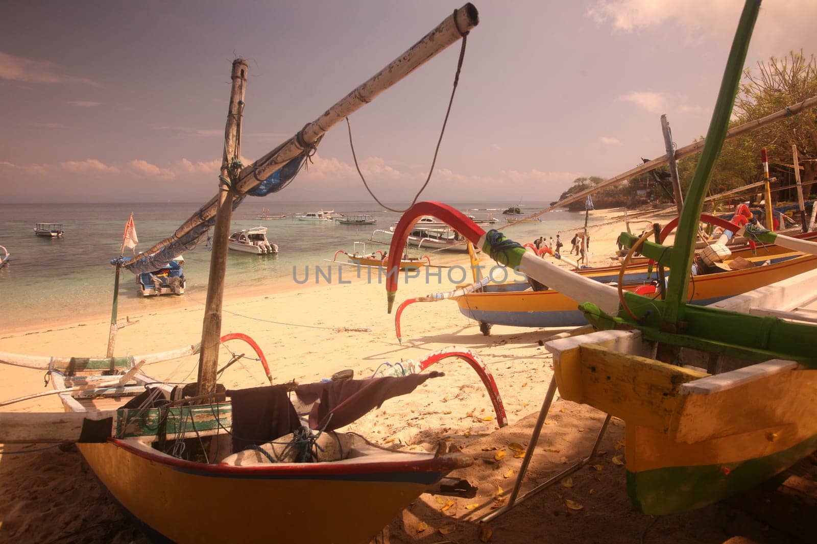 ASIA,INDONESIA,BALI,INSEL,NUSA LEMBONGAN,STRAND,LANDSCHAFT,JUNGUTBATU,FISCHERBOOT,(URS FLUEELER)