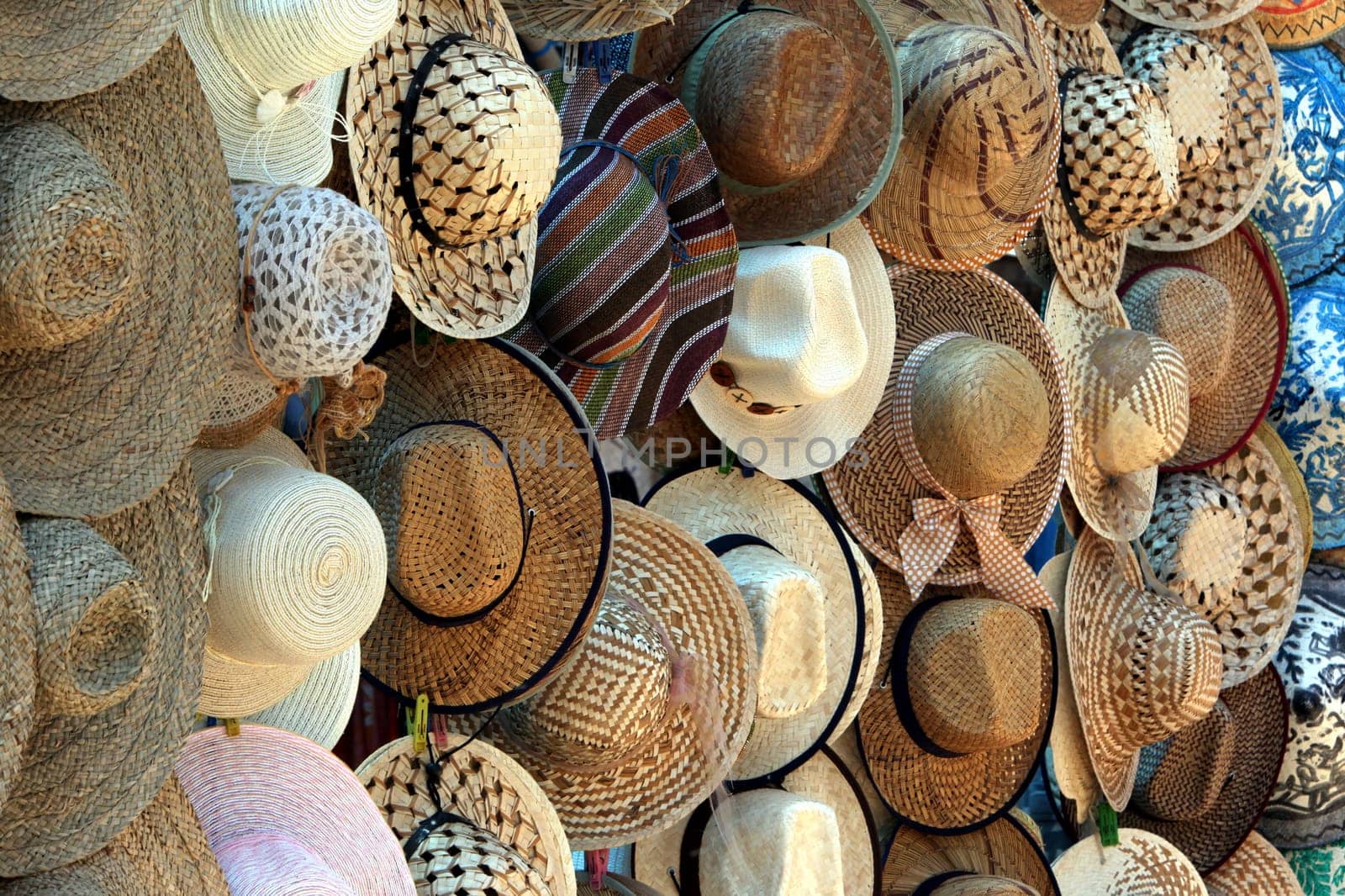 Asia,South East,Indonesia,Bali,Island,Nusa Lembongan,Jungutbatu,Village,Everyday,Market,Hat,Sale,Shop,Shop,Business,Straw Hat,Sun Hat,Plantation,Seagrass,(Urs Flueeler)