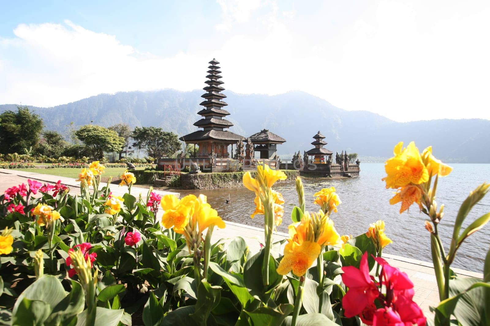 Asia,South East,Indonesia,Bali,Island,Central Bali,Lake,Bratan,Lake,Temple,Pura Ulun Danu,Landscape,(Urs Flueeler)