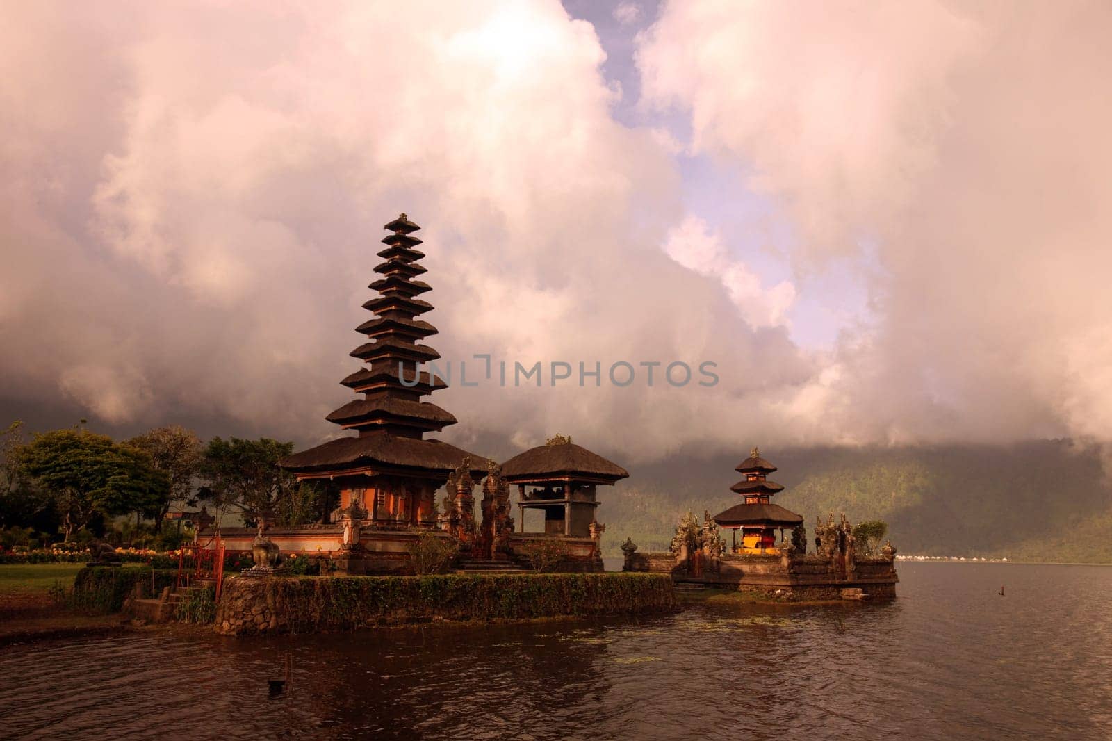 Asia,South East,Indonesia,Bali,Island,Central Bali,Lake,Bratan,Lake,Temple,Pura Ulun Danu,Landscape,(Urs Flueeler)