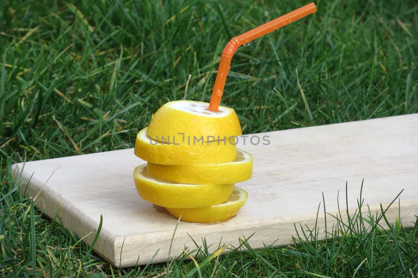 Citrone with straw