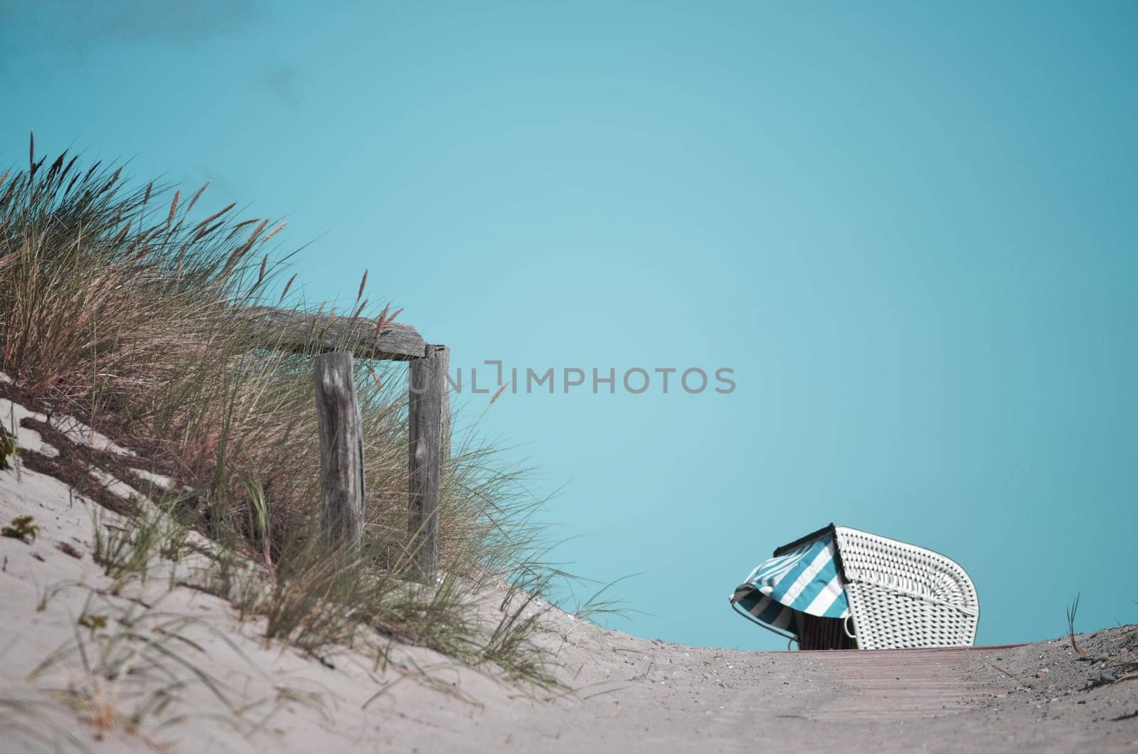 Passage to the beach on the Baltic Sea with beach basket