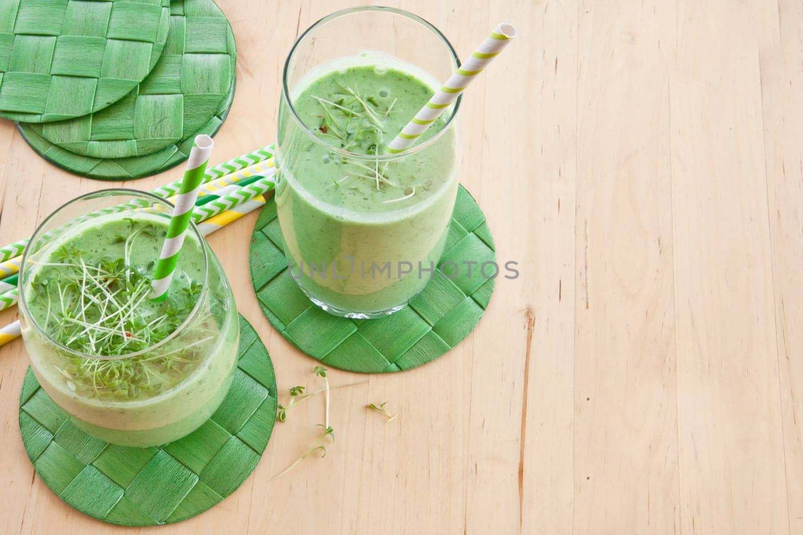 Gruener Smoothie made from fresh vegetables with kraeutern