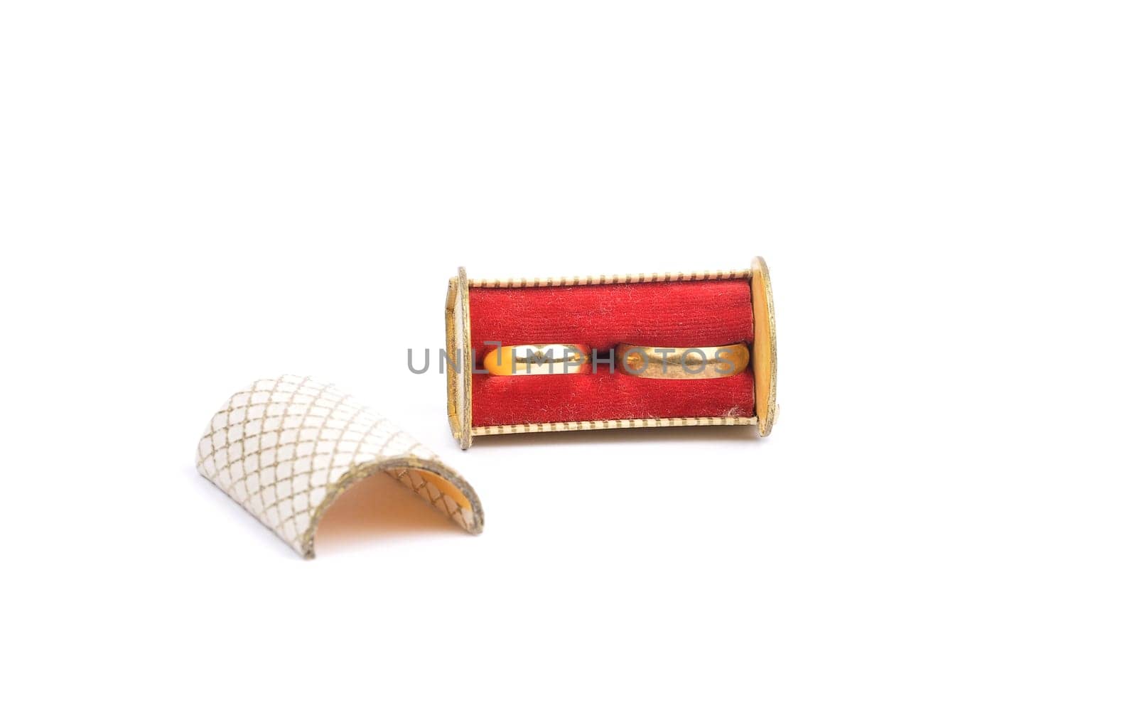 Arrangement with wedding rings