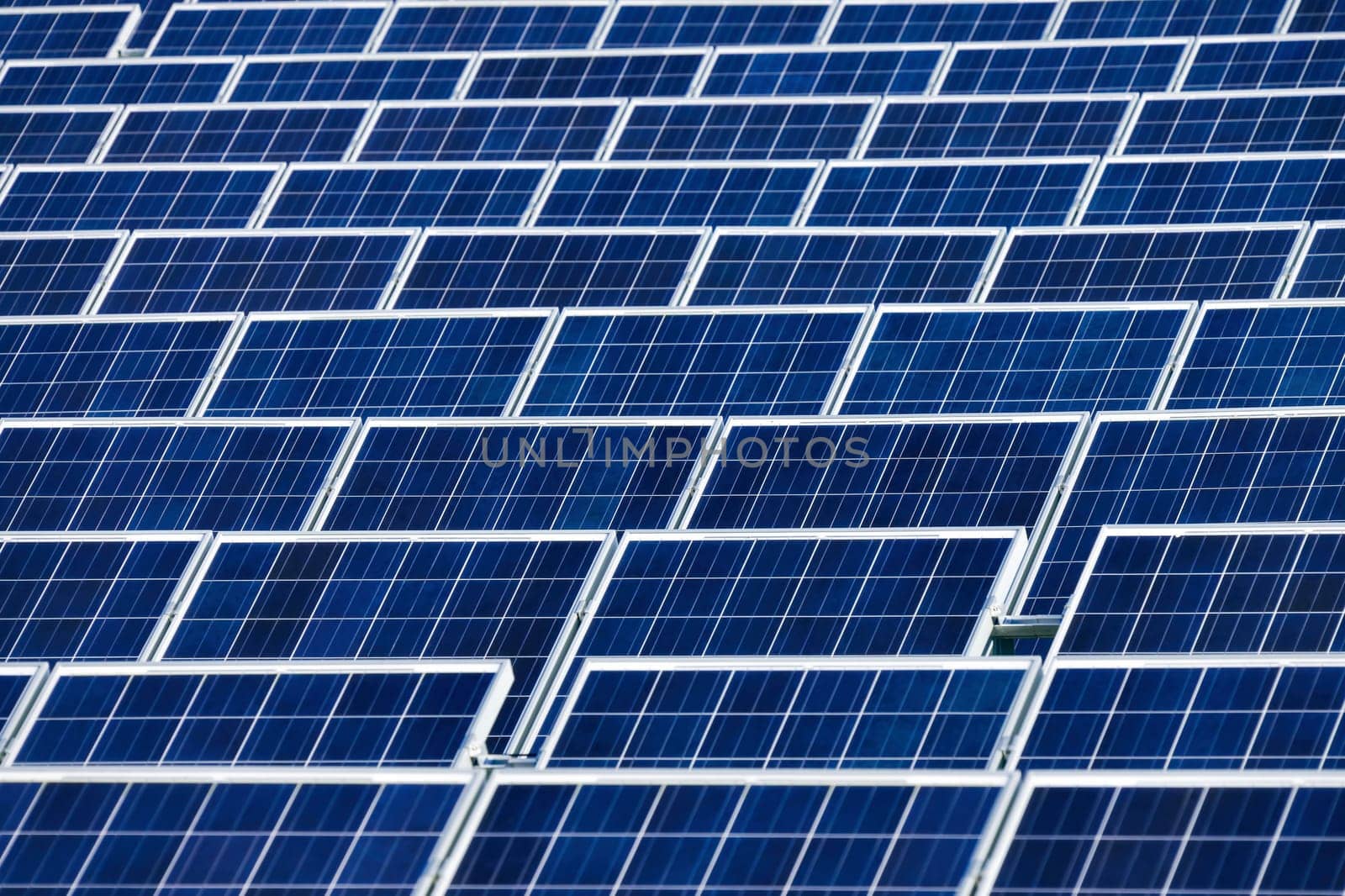Large solar collectors in rank and limb in a solar power plant