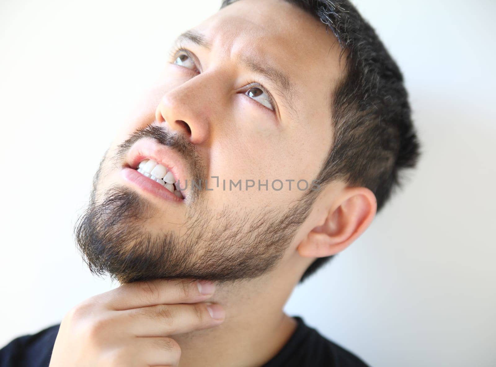 bearded thirty-year old man has pain in his throat