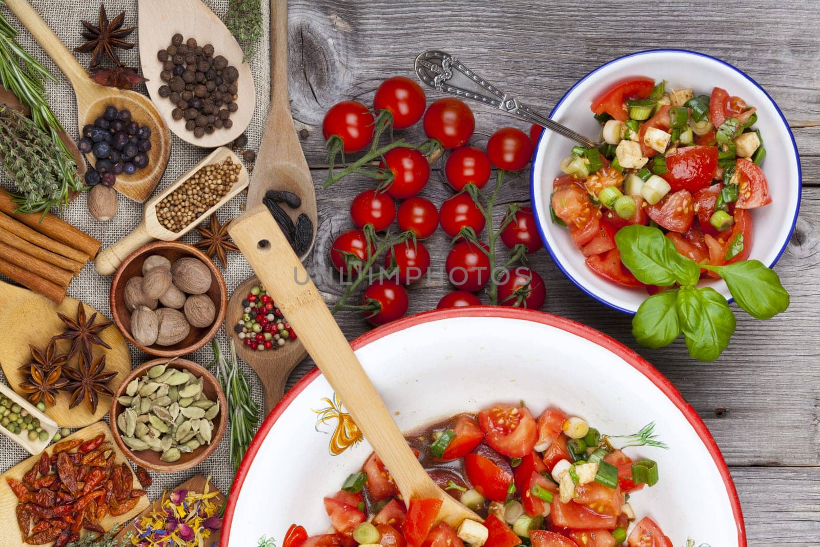 Salad of fresh tomatoes with basil