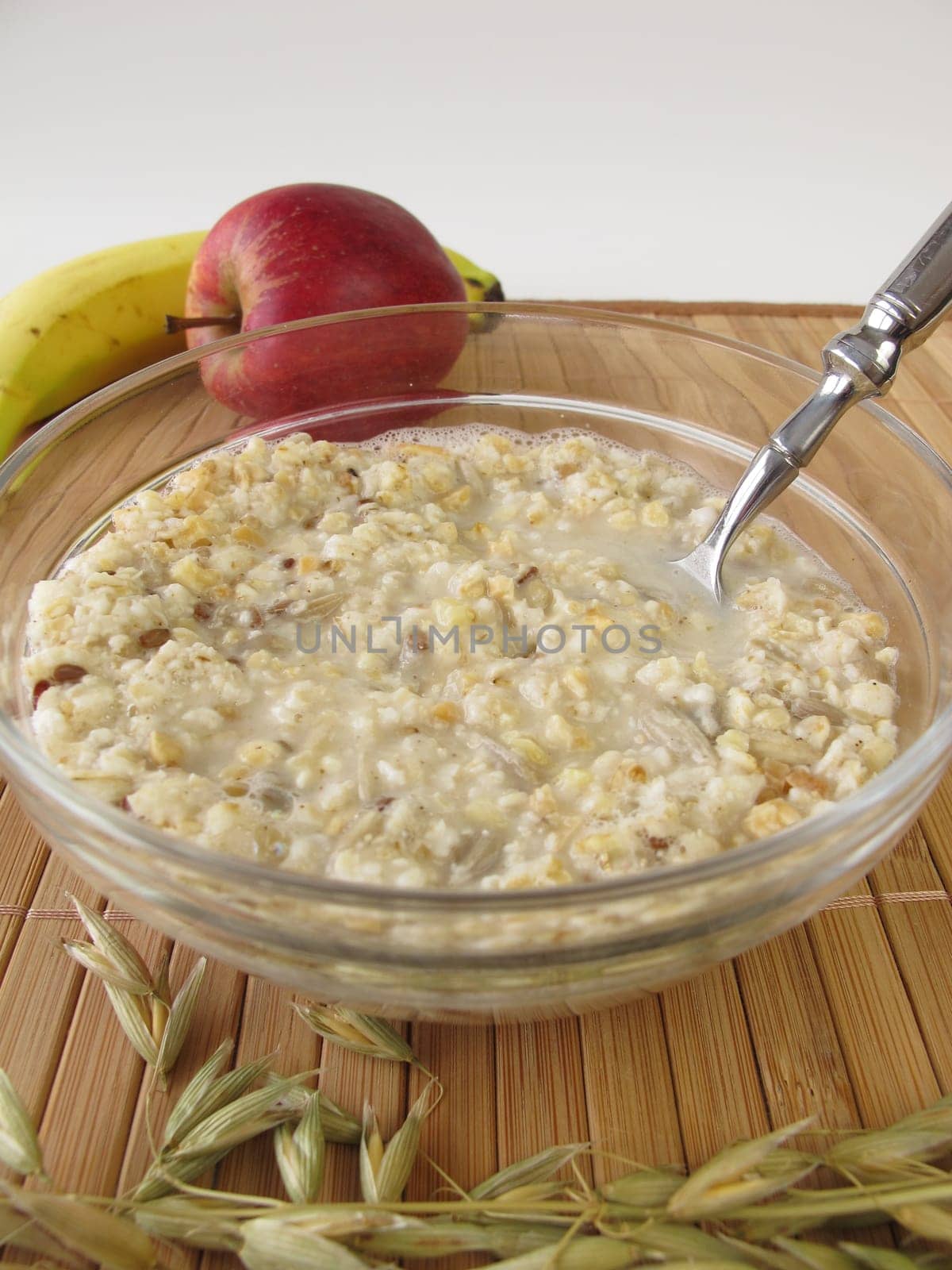 Cereal porridge and fruit