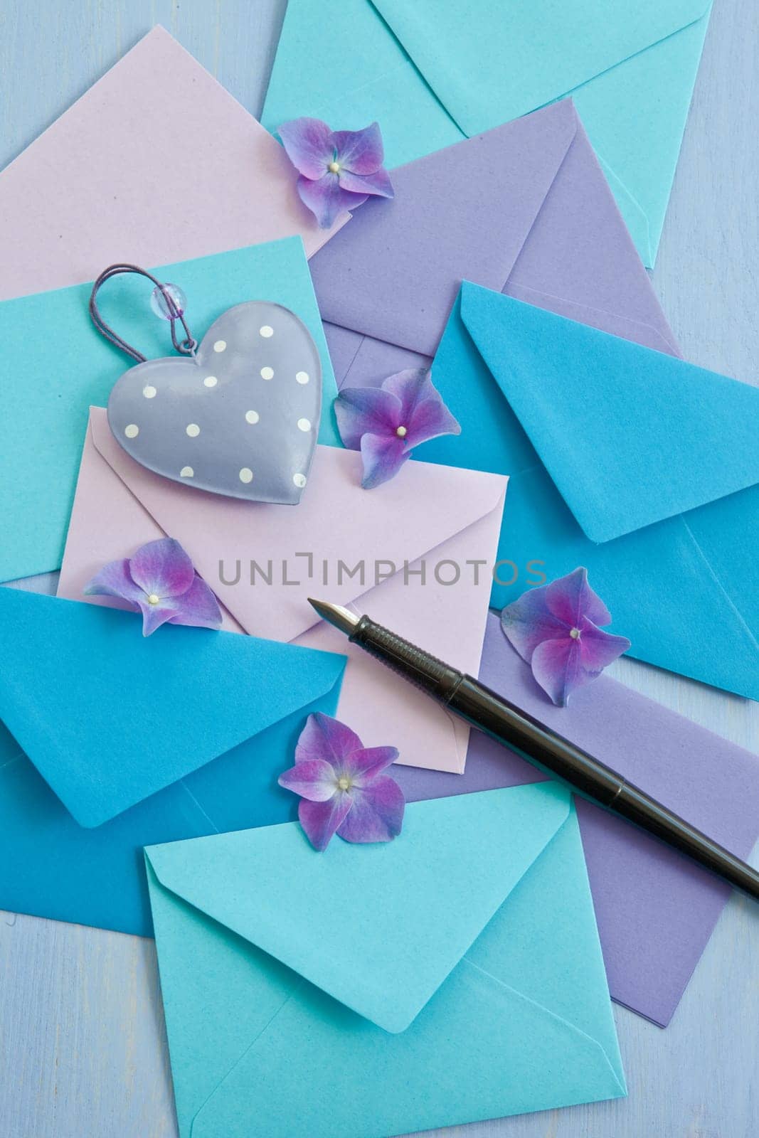 Colorful letter wraps in blautoenen with Fueller as background
