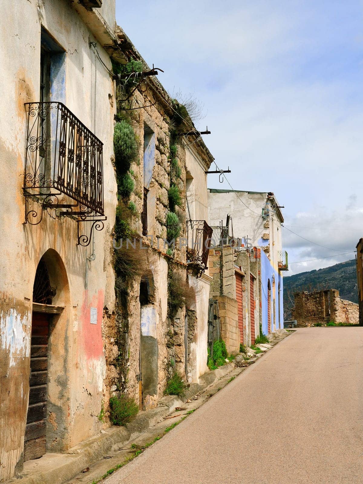 Osini old in the past, what is now a true ghost town, it was a center of 1,500 inhabitants. Even Osini Vecchio, as well as Gairo, was abandoned after the terrible flood of 1951.
