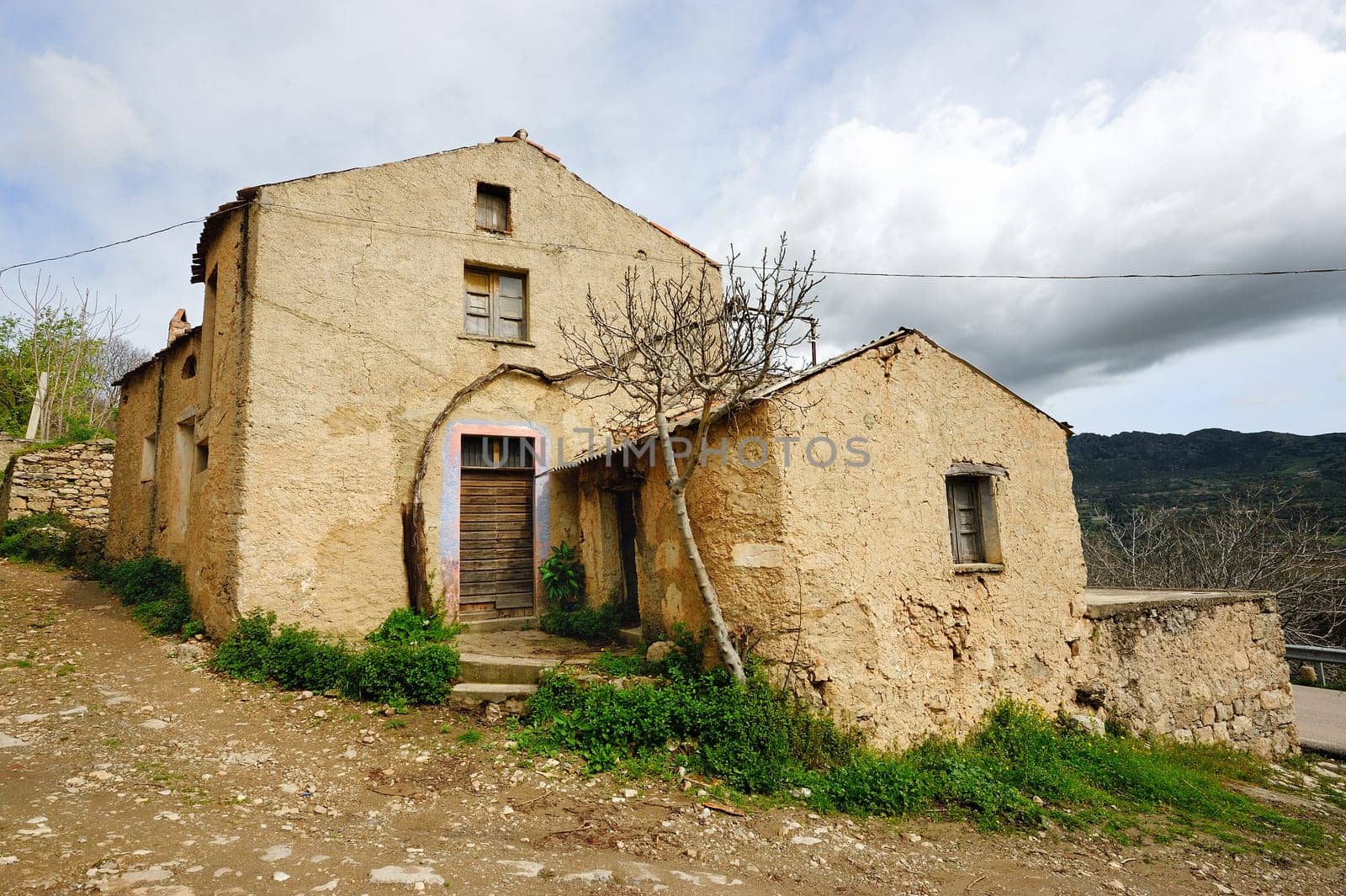 Osini old in the past, what is now a true ghost town, it was a center of 1,500 inhabitants. Even Osini Vecchio, as well as Gairo, was abandoned after the terrible flood of 1951.