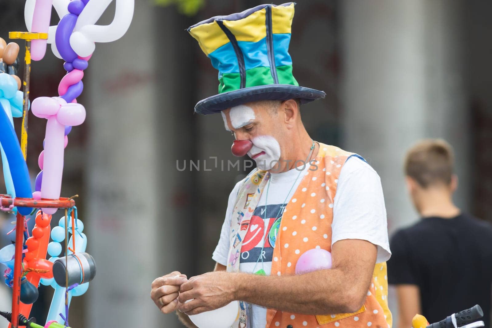 29 september 2023, Belgrade, Serbia - Man in clown costume in walking street - promenade by Studia72