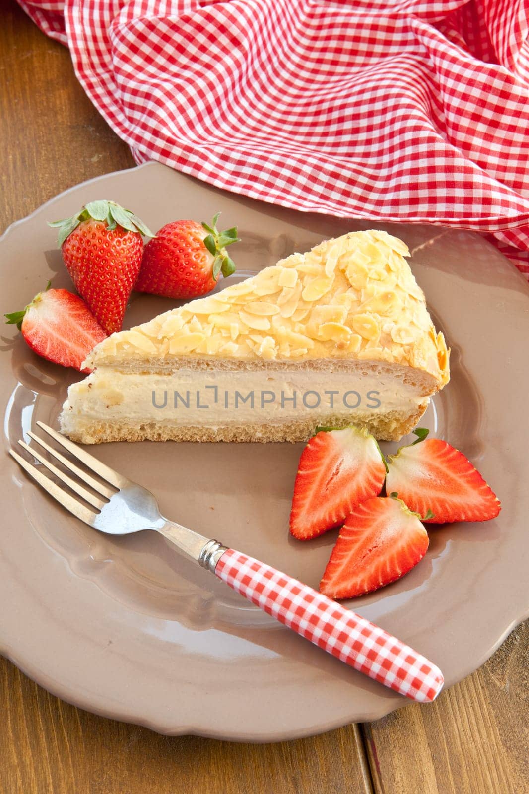 A stueck bee sting with fresh strawberries on plates