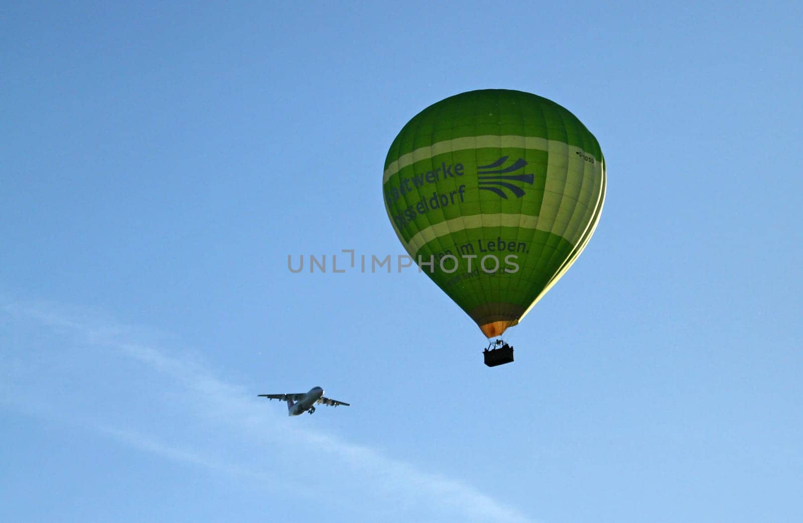 Shortly after the recording,the balloon had to make an emergency landing in Kaarst for thermal reasons. Everything went well.