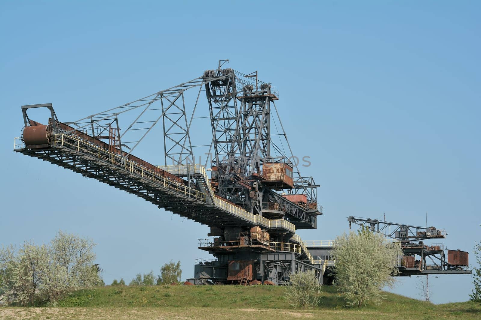 gigantic excavators in the disused Ferropolis opencast mine