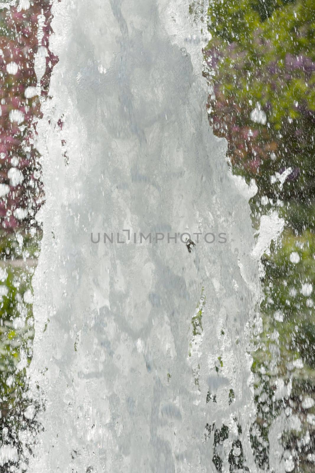 Water fountain format-filling recorded up close