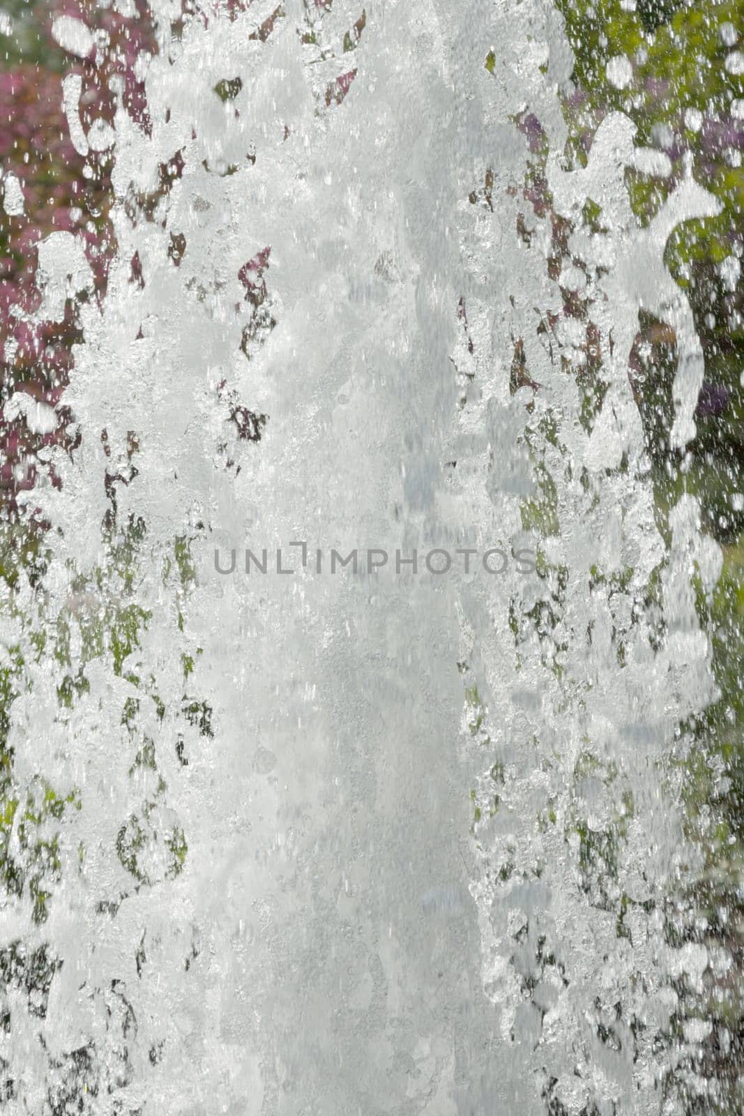 Water fountain format-filling recorded up close