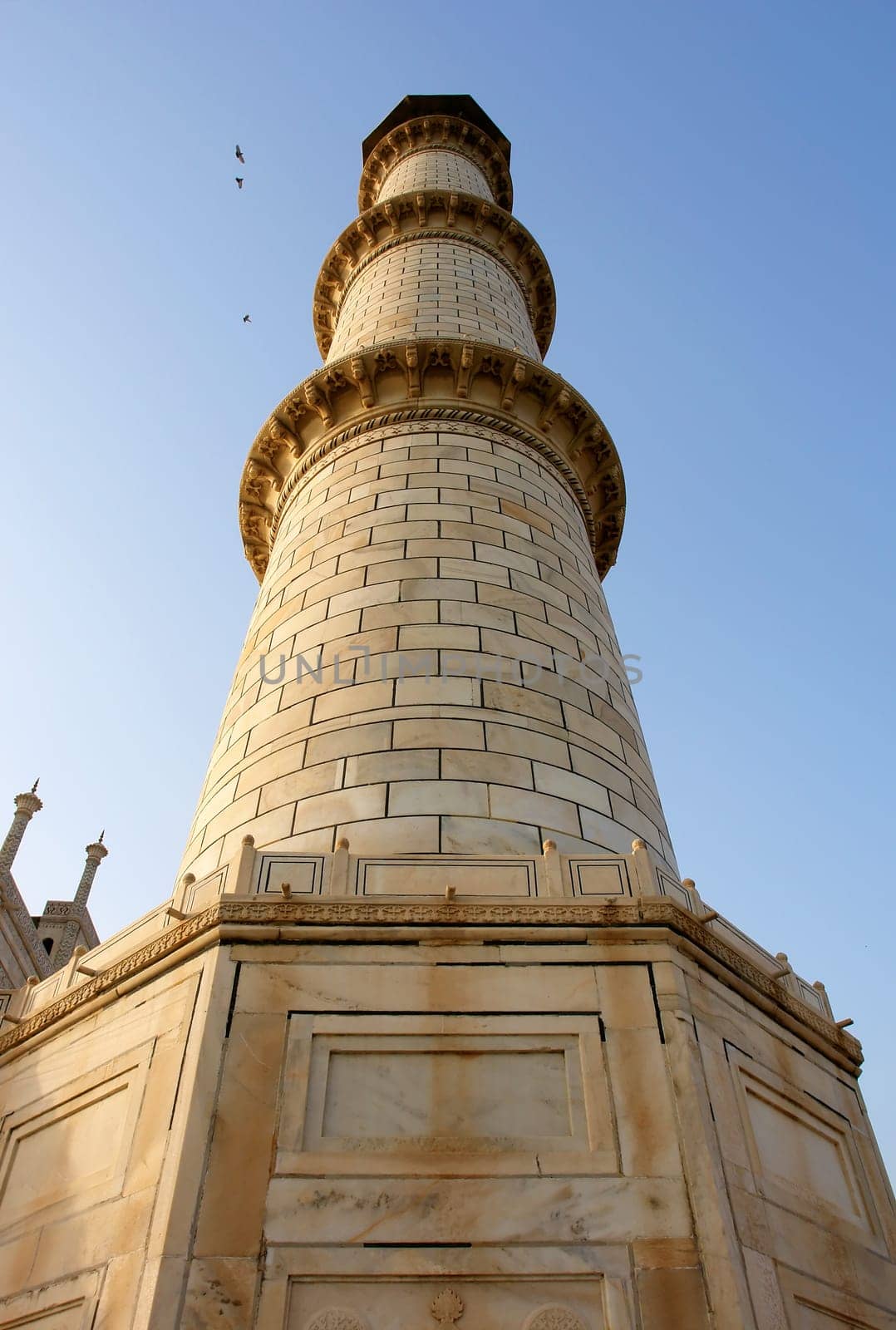 Perspective of one of four Taj Mahal minaret´s, Agra, India