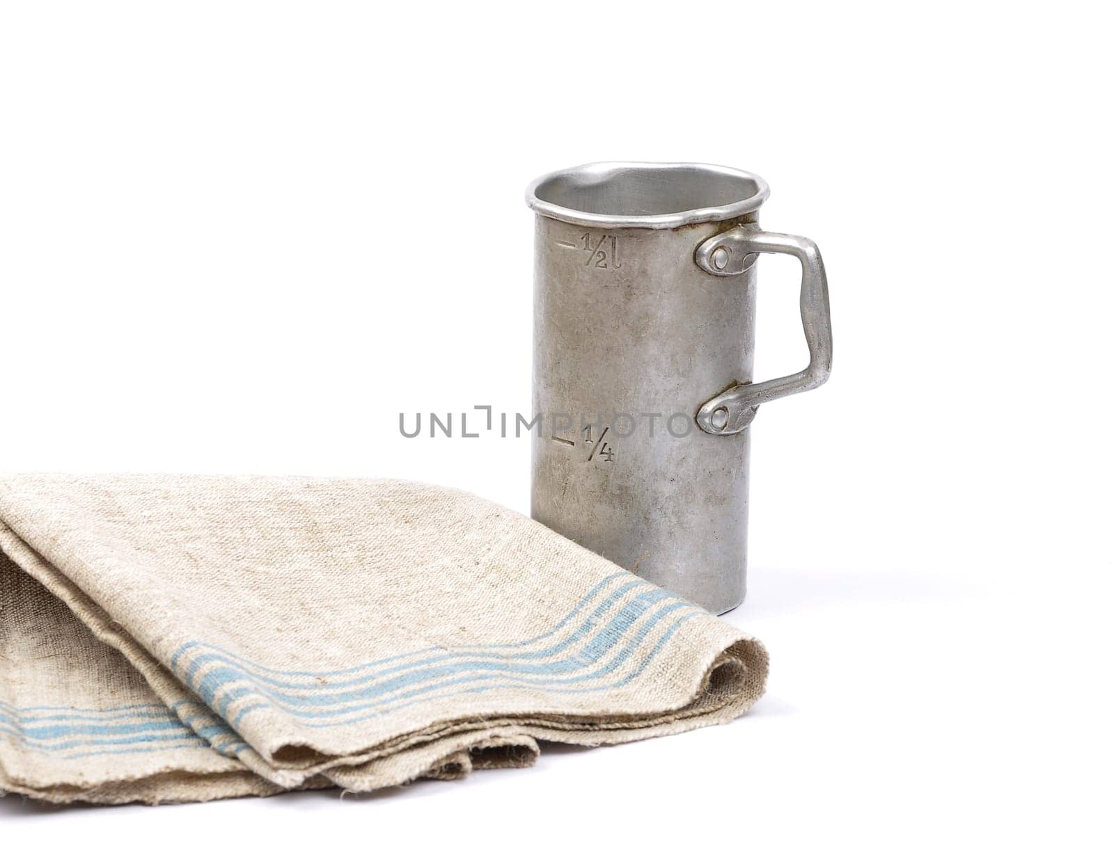 Measuring cup and linen cloth