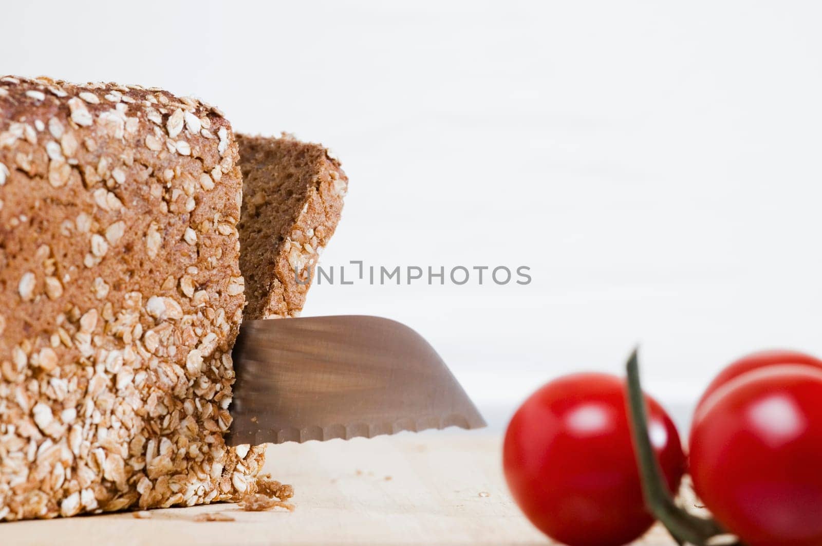 bread knife and tomatoes
