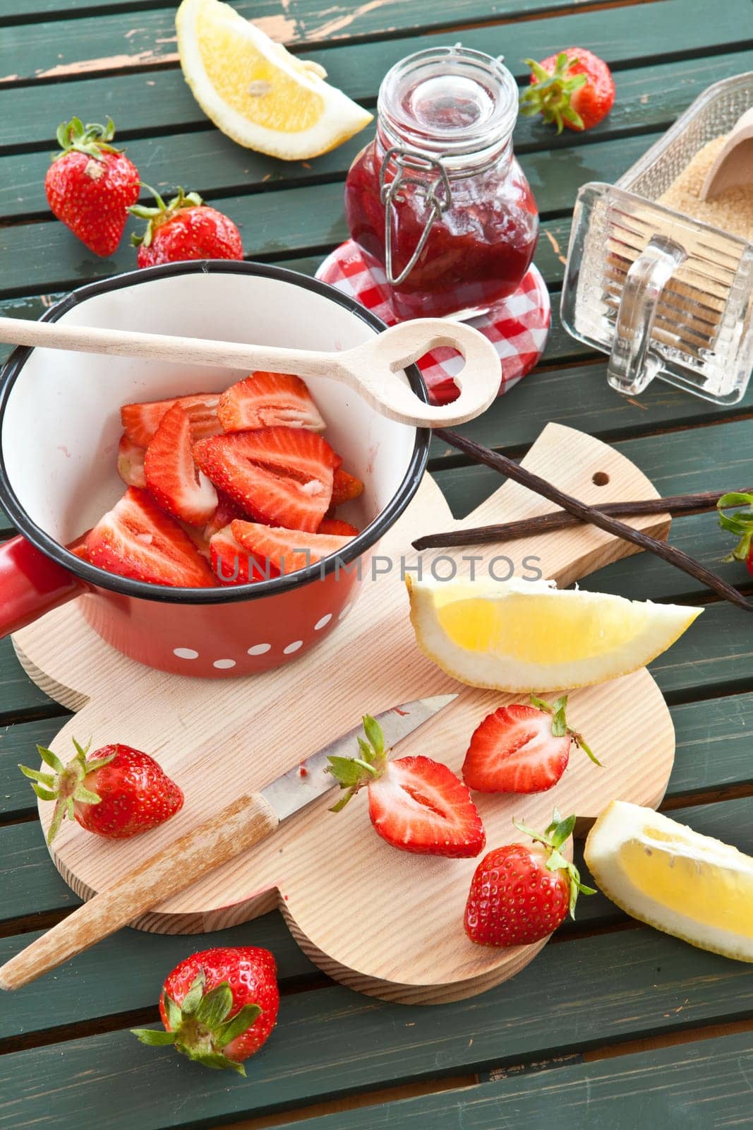 Cook jam with fresh strawberries and vanilla