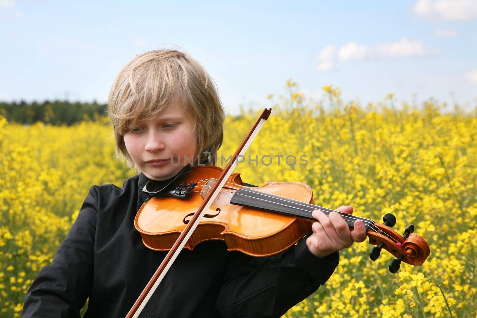 Young teen with violin
