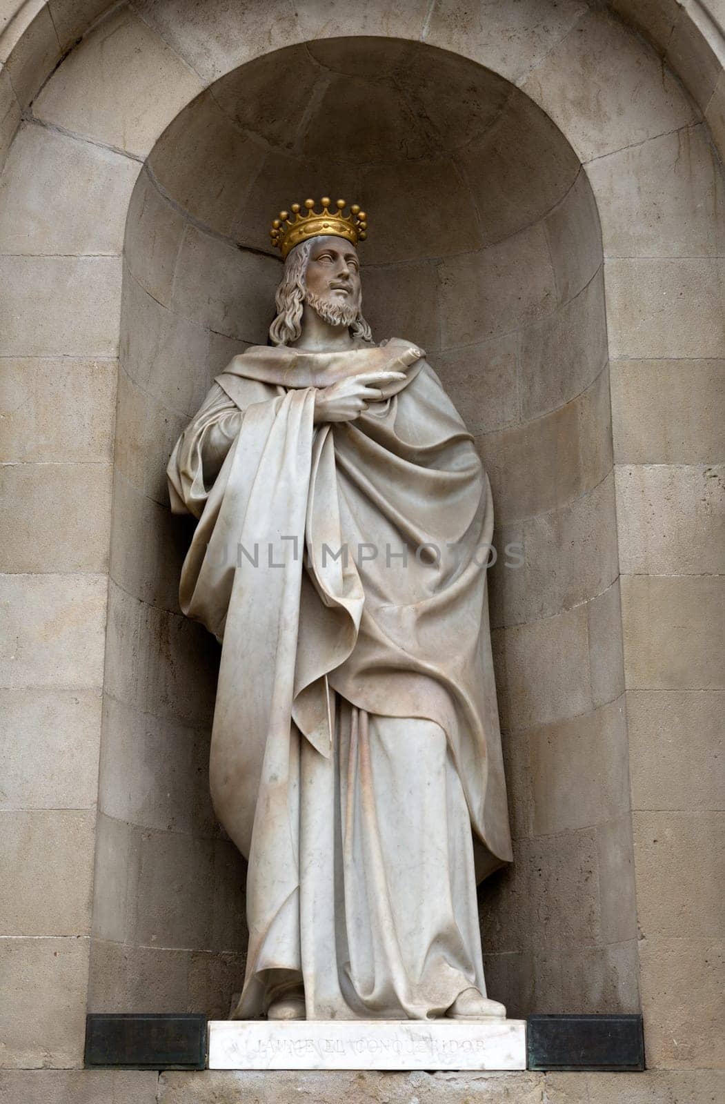 King sculpture on the facade of a building in Barcelona