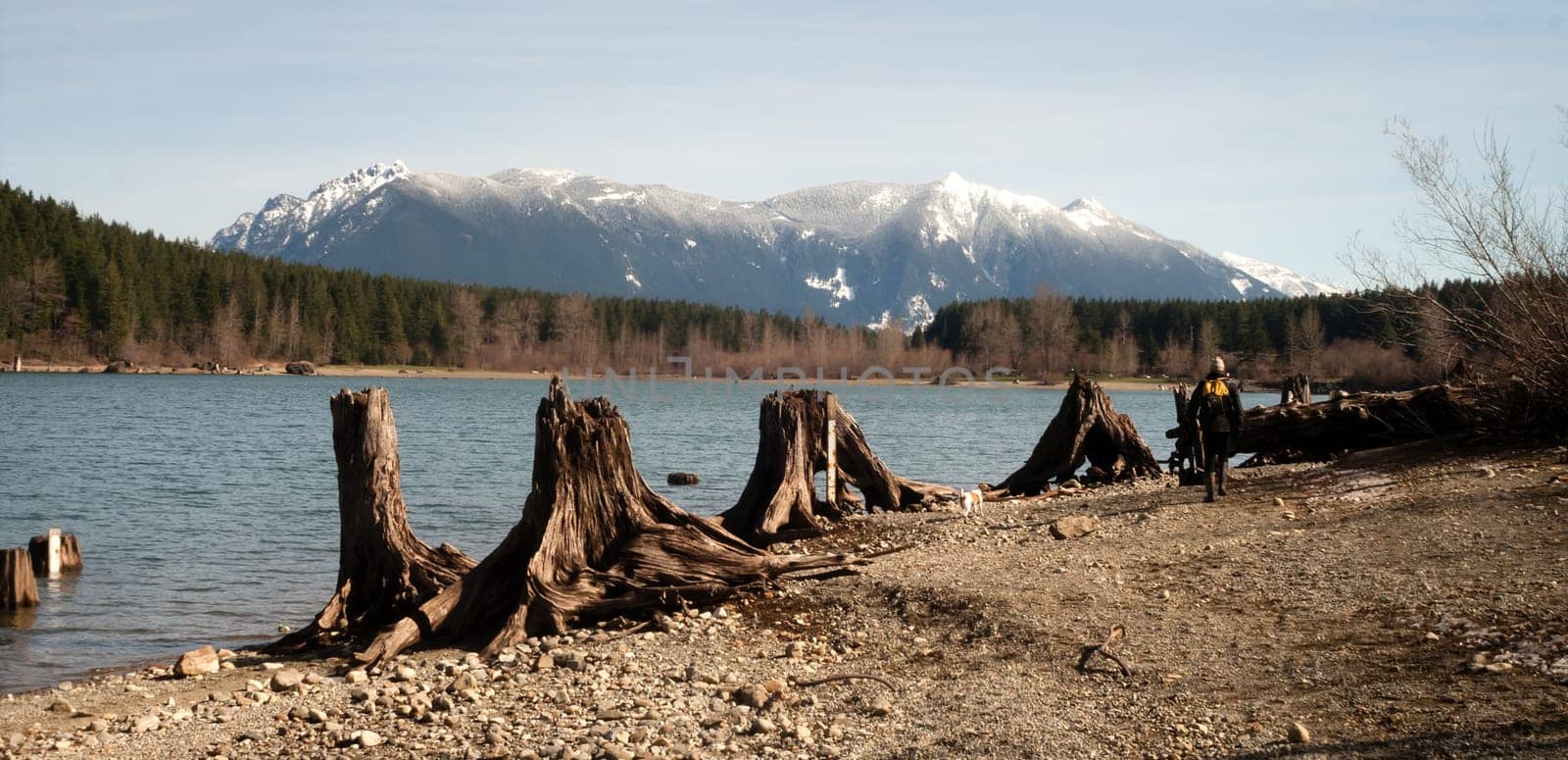 Sunny day at the shore of Rattlesnake Lake Mount Si