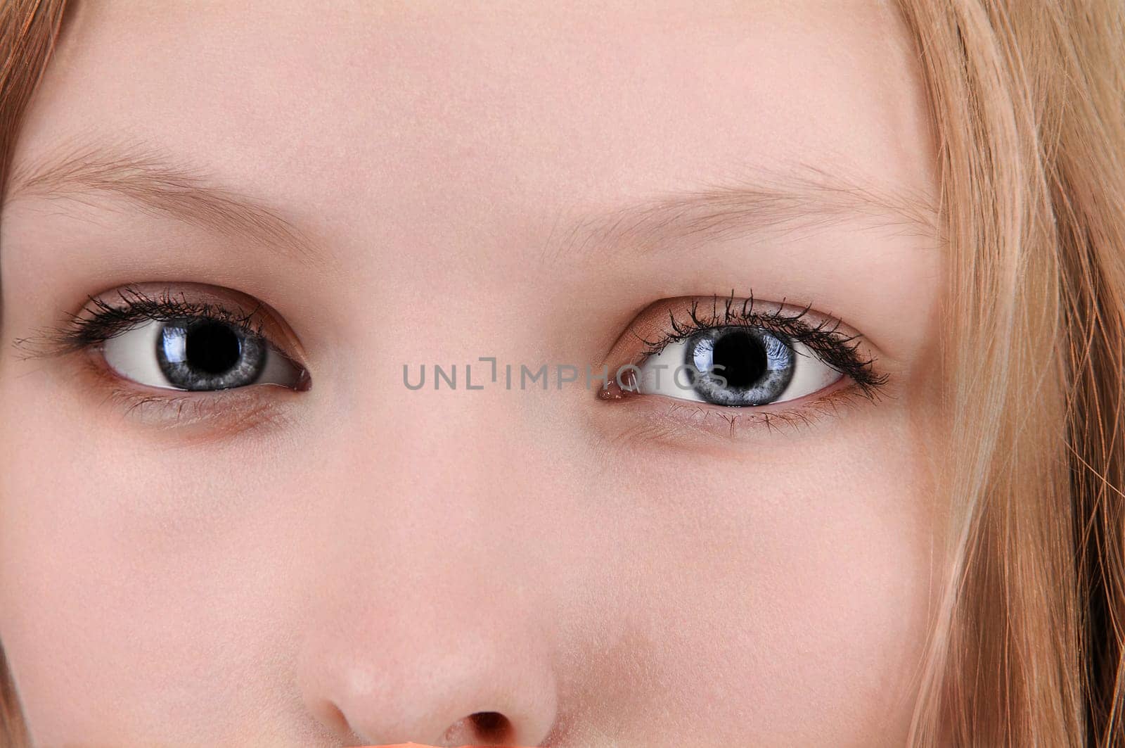 A closeup picture of a lovely girls face with blue eye's..