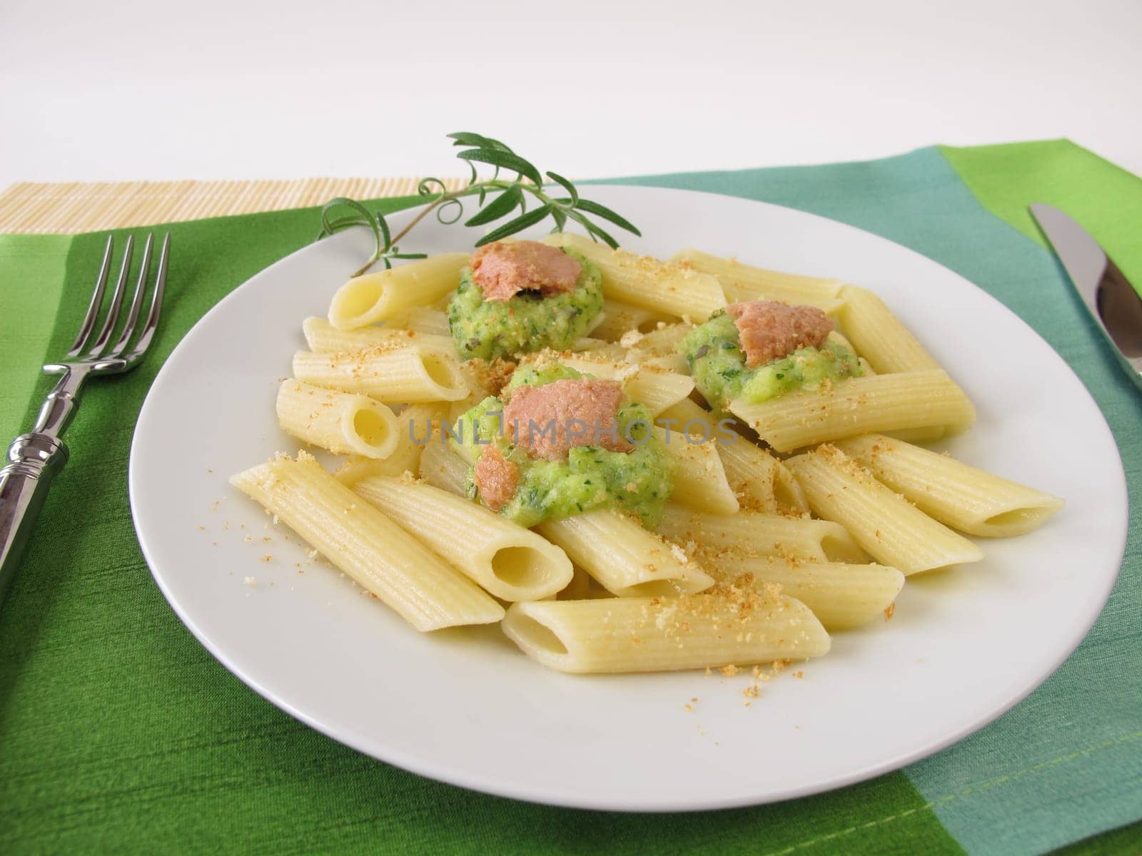 Noodles with zucchinisoße and tuna
