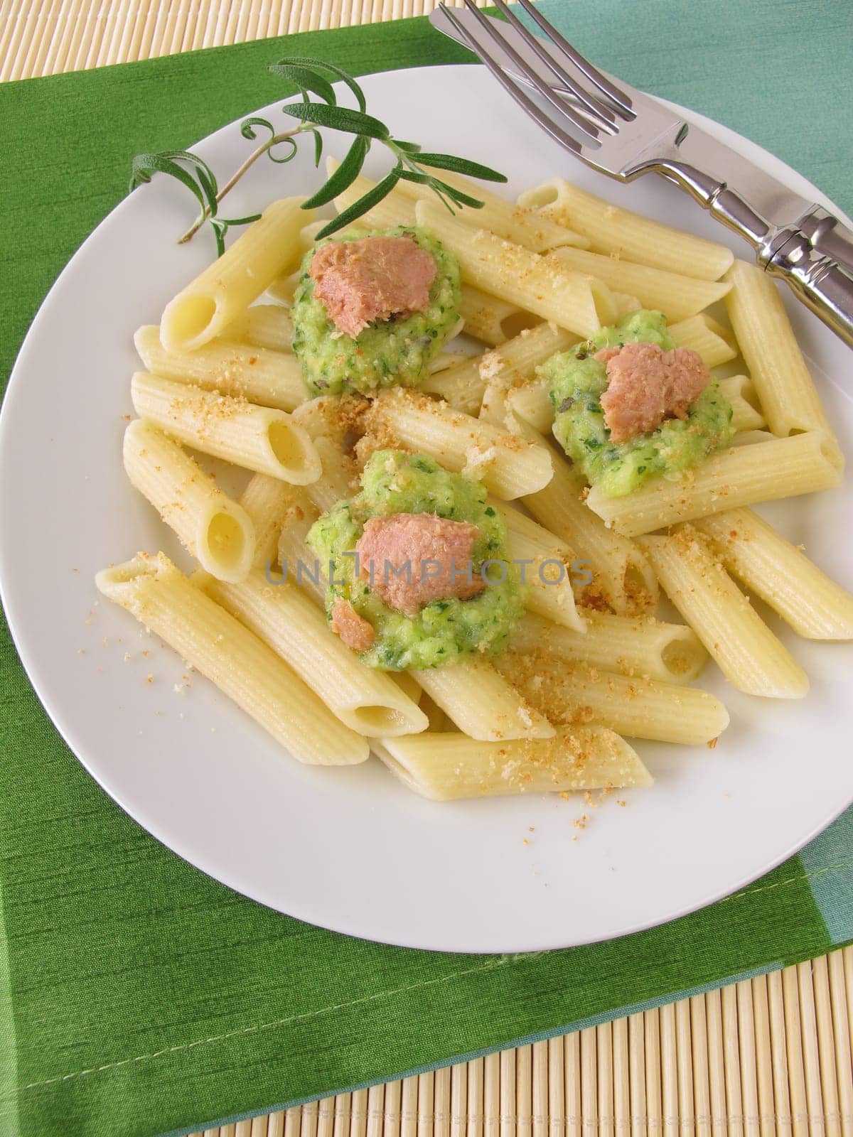 Noodles with zucchinisoße and tuna