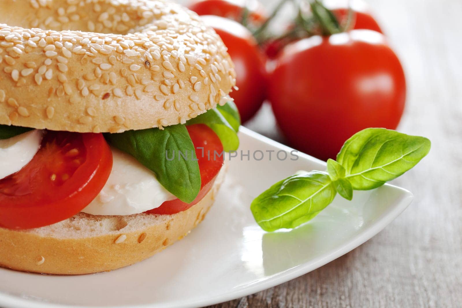 sesambagel with mozzarella