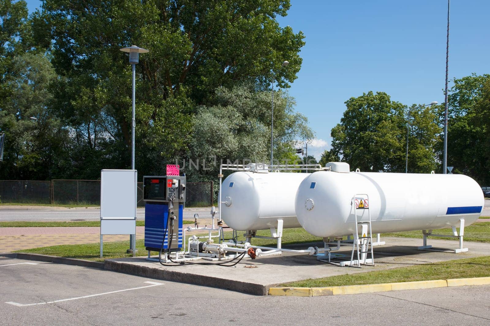 empty car autogas filling station