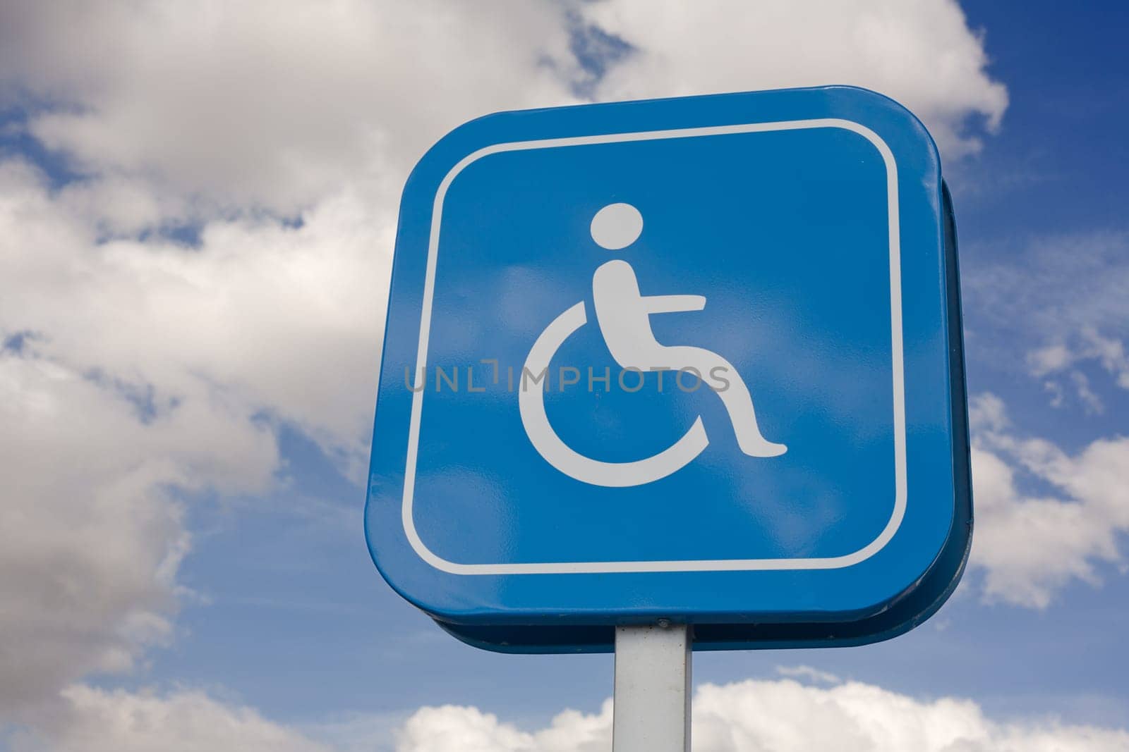 Signal that indicate priority parking for vehicles of people with disabilities