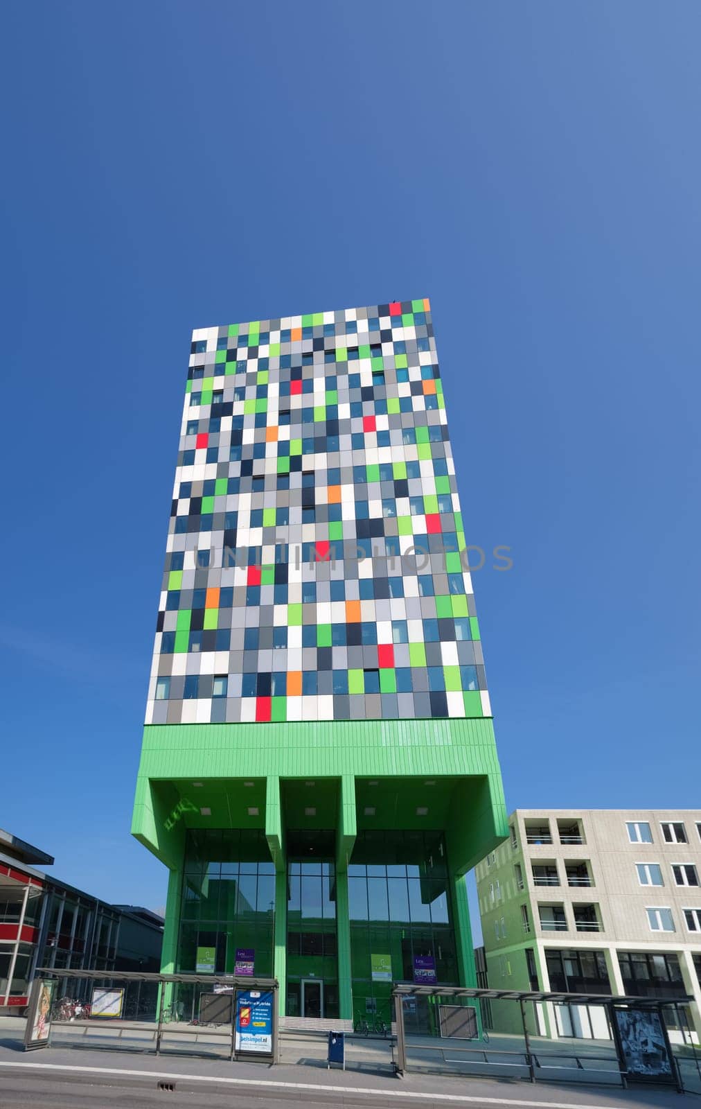 Casa Confetti is the name of one of the more colorful buildings on the campus of Utrecht De Uithof. In the tower are 377 student apartments.